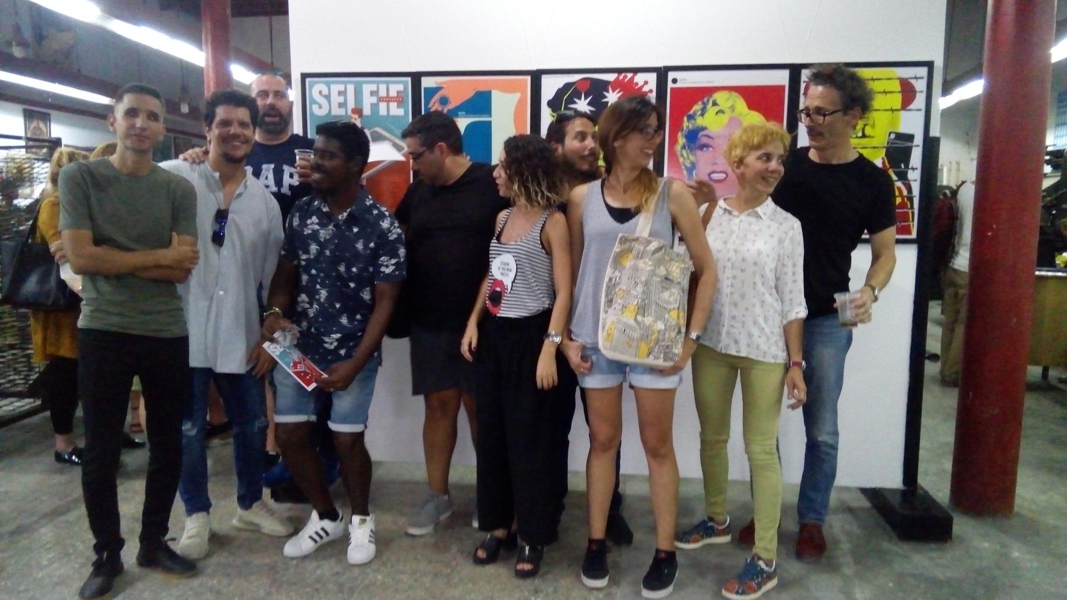 Selfie, exposición de carteles cubanos.